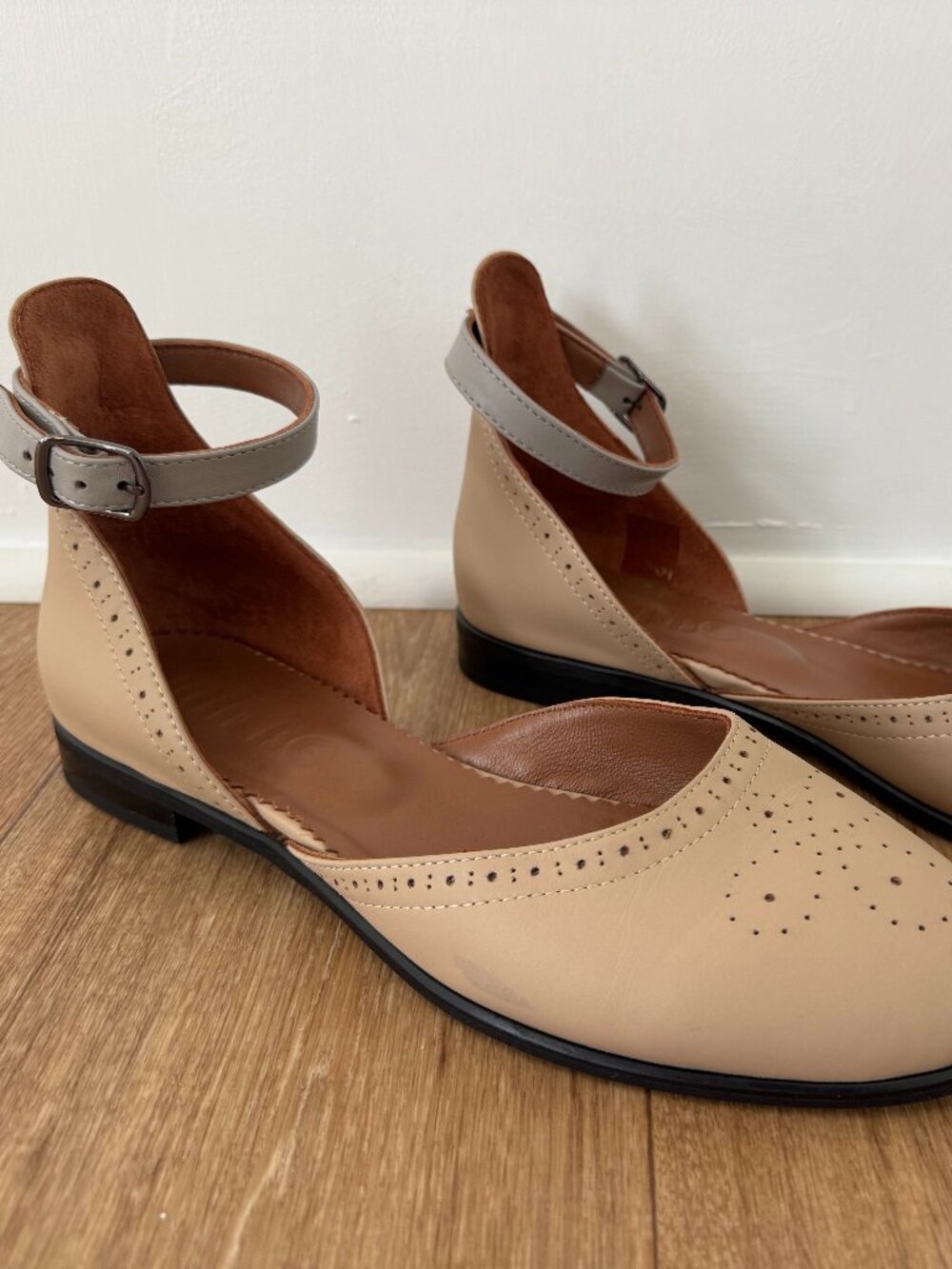 Julia Bo Madeleine-style Flat Leather Sandals